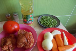 Bors cu mazare proaspata si ciolan afumat de porc