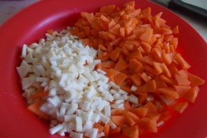 Bors cu mazare proaspata si ciolan afumat de porc