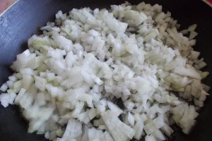 Bors cu mazare proaspata si ciolan afumat de porc