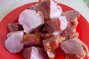 Bors cu mazare proaspata si ciolan afumat de porc