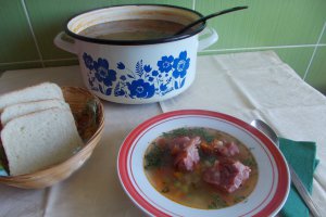 Bors cu mazare proaspata si ciolan afumat de porc