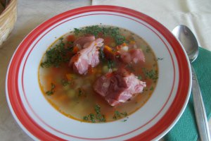 Bors cu mazare proaspata si ciolan afumat de porc