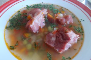 Bors cu mazare proaspata si ciolan afumat de porc