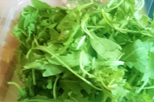 Salata de marti - cu pui, varza rosie si rucola