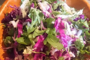 Salata de marti - cu pui, varza rosie si rucola