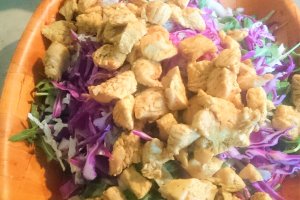Salata de marti - cu pui, varza rosie si rucola