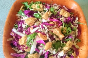 Salata de marti - cu pui, varza rosie si rucola