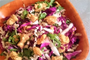 Salata de marti - cu pui, varza rosie si rucola