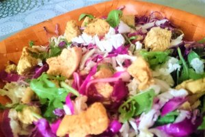 Salata de marti - cu pui, varza rosie si rucola