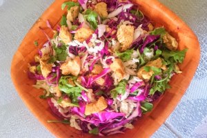 Salata de marti - cu pui, varza rosie si rucola