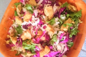 Salata de marti - cu pui, varza rosie si rucola