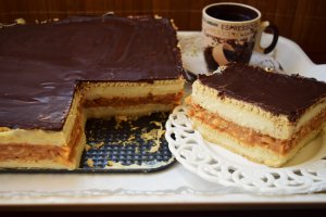 Desert tort de biscuiti cu mere si crema de vanilie