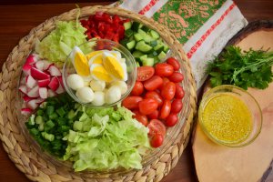 Salata de legume cu mini mozzarella si oua fierte