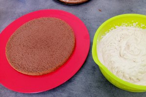 Desert tort cu crema caramel si mousse de zmeura