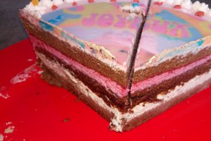 Desert tort cu crema caramel si mousse de zmeura