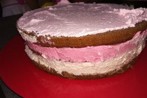 Desert tort cu crema caramel si mousse de zmeura