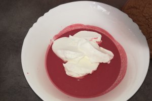 Desert tort cu crema caramel si mousse de zmeura