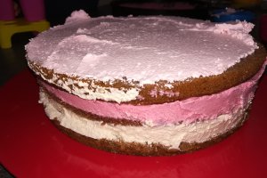 Desert tort cu crema caramel si mousse de zmeura