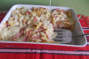 Farfalle cu șuncă și cașcaval, la cuptor
