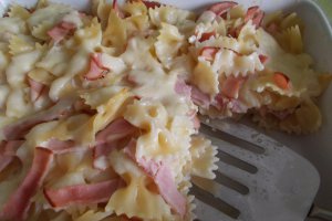 Farfalle cu șuncă și cașcaval, la cuptor