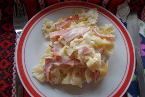 Farfalle cu șuncă și cașcaval, la cuptor