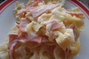 Farfalle cu șuncă și cașcaval, la cuptor