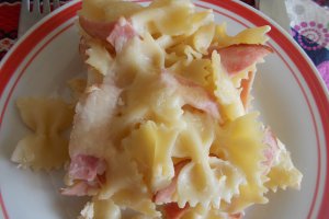 Farfalle cu șuncă și cașcaval, la cuptor