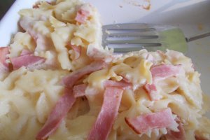 Farfalle cu șuncă și cașcaval, la cuptor
