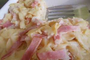 Farfalle cu șuncă și cașcaval, la cuptor