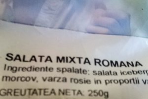 Salata de joi - cu piept de pui afumat si salata mixta romana