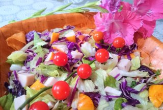 Salata de joi - cu piept de pui afumat si salata mixta romana