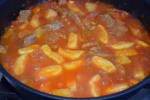 Gulas unguresc cu galuste si cartofi