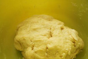 Tarta cu piersici si bezea