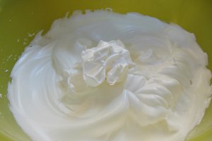 Tarta cu piersici si bezea