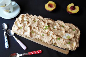 Tarta cu piersici si bezea