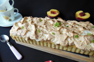 Tarta cu piersici si bezea