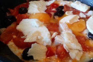 Aperitiv Oua cu carnat chorizo, ricotta si sos de rosii