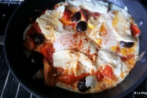 Aperitiv Oua cu carnat chorizo, ricotta si sos de rosii