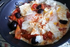 Aperitiv Oua cu carnat chorizo, ricotta si sos de rosii