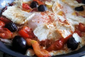 Aperitiv Oua cu carnat chorizo, ricotta si sos de rosii