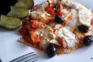 Aperitiv Oua cu carnat chorizo, ricotta si sos de rosii