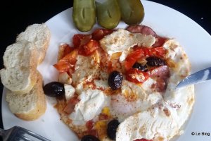 Aperitiv Oua cu carnat chorizo, ricotta si sos de rosii
