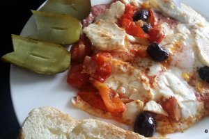 Aperitiv Oua cu carnat chorizo, ricotta si sos de rosii