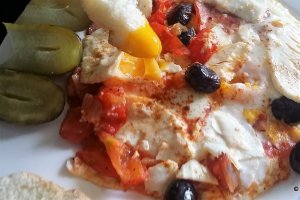 Aperitiv Oua cu carnat chorizo, ricotta si sos de rosii