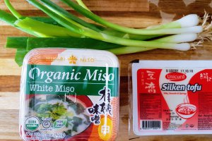 Supa japoneza cu taitei Soba, tofu, alge si miso