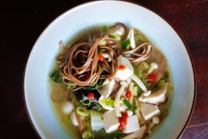 Supa japoneza cu taitei Soba, tofu, alge si miso