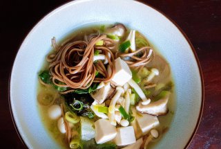Supa japoneza cu taitei Soba, tofu, alge si miso