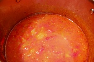 Supa crema de rosii cu dovlecel servita cu rulouri din foietaj