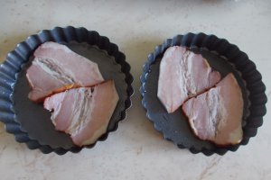 Aperitiv Oua ochiuri cu cascaval si kaiser la cuptor