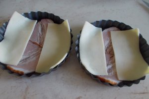 Aperitiv Oua ochiuri cu cascaval si kaiser la cuptor